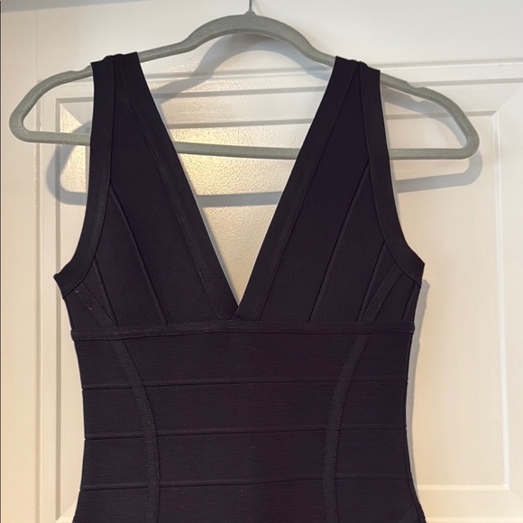 Elegant Black Sleeveless Dress - Picture 2 of 3